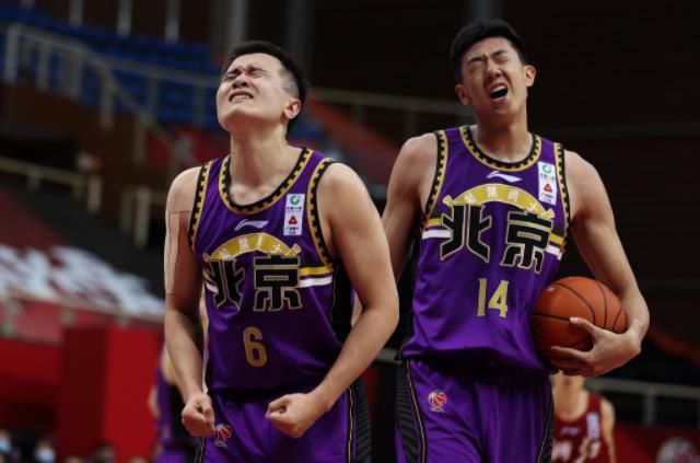 媒体人@吴頔basketball更新社媒表示：“一个联赛的核心价值是比赛质量，广厦对判罚不满，裁判水平需要提高是一方面，另一方面，广厦直接将最后一节半比赛变为垃圾时间，这种做法直接影响到CBA的品牌价值，影响到所有赞助商和球员工作人员的利益。